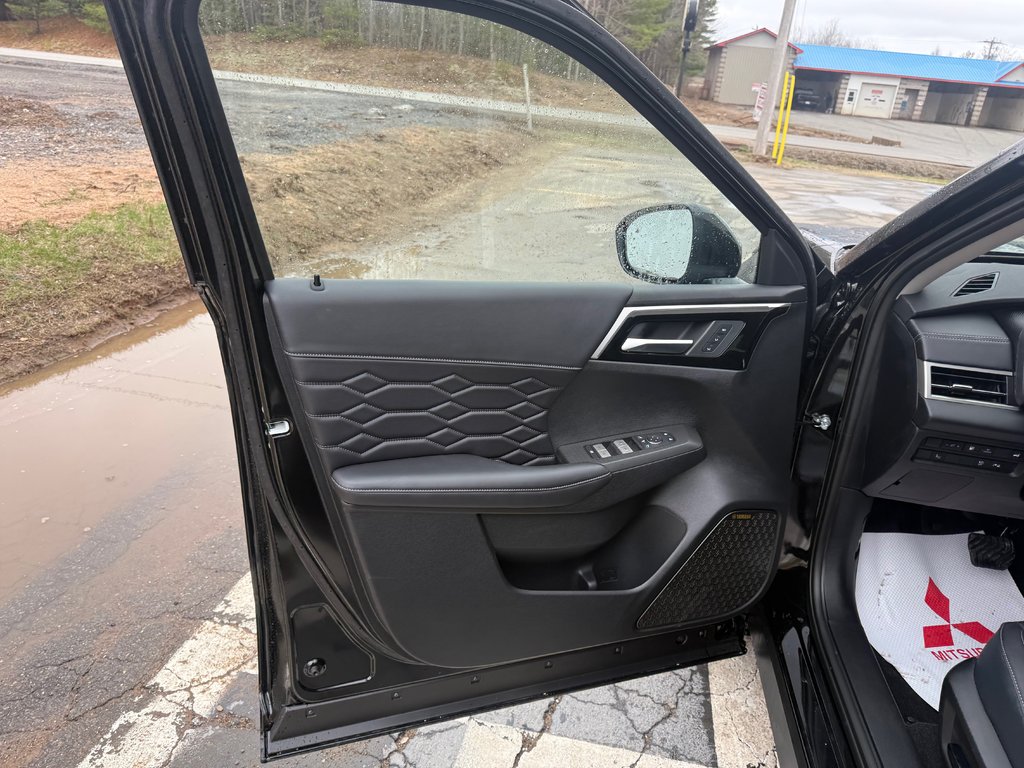 2026 Mitsubishi Outlander Plug-in Hybrid GT S-AWC in Kentville, Nova Scotia - 7 - w1024h768px