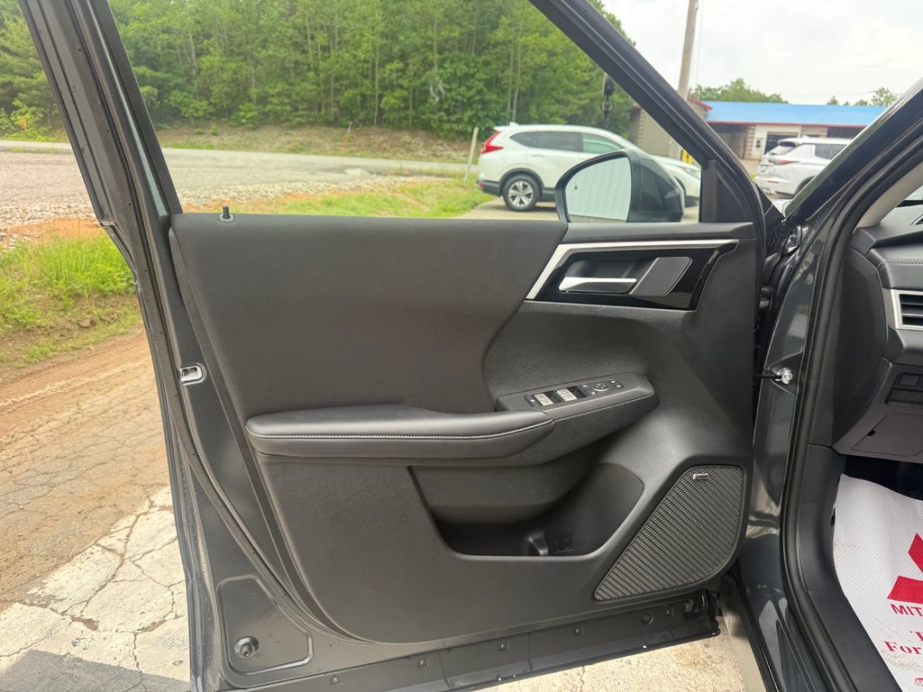2026 Mitsubishi Outlander Plug-in Hybrid ES S-AWC in Kentville, Nova Scotia - 7 - w1024h768px