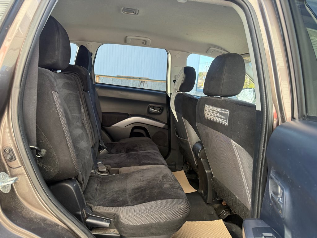 2011 Mitsubishi OUTLANDER SE LS, keyless entry, backup camera, Bluetooth in Kentville, Nova Scotia - 17 - w1024h768px
