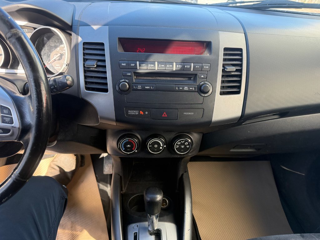2011 Mitsubishi OUTLANDER SE LS, keyless entry, backup camera, Bluetooth in Kentville, Nova Scotia - 12 - w1024h768px