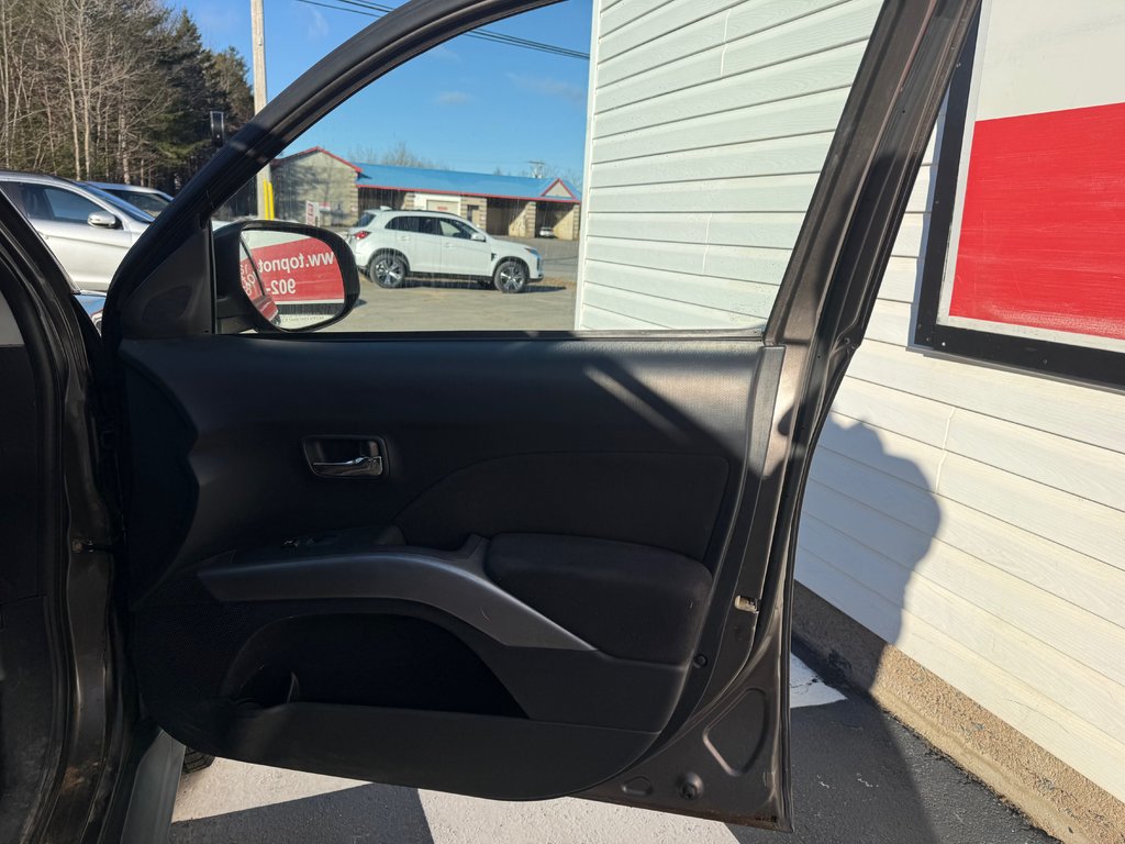 2011 Mitsubishi OUTLANDER SE LS, keyless entry, backup camera, Bluetooth in Kentville, Nova Scotia - 18 - w1024h768px