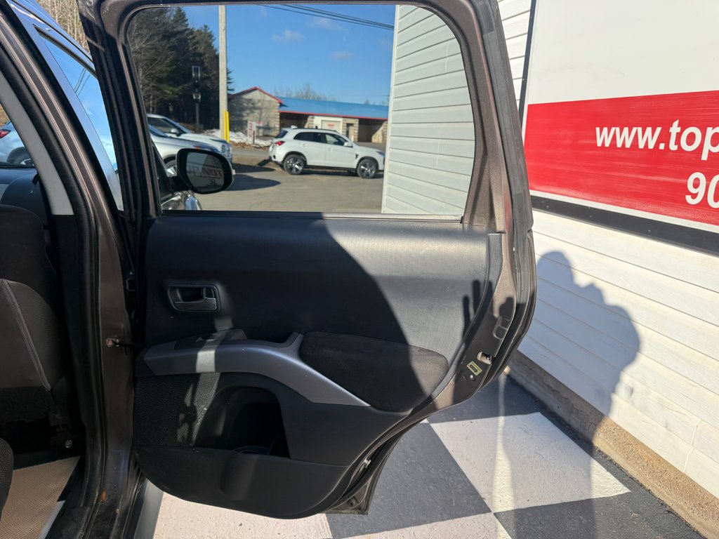 2011 Mitsubishi OUTLANDER SE LS, keyless entry, backup camera, Bluetooth in Kentville, Nova Scotia - 16 - w1024h768px
