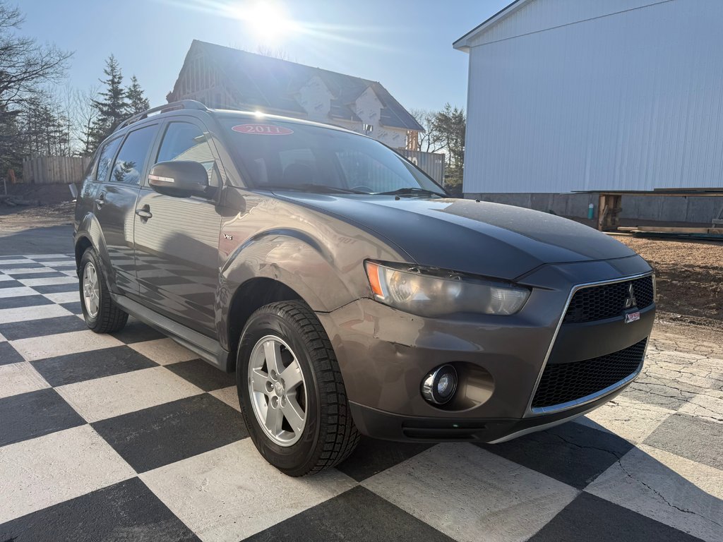 2011 Mitsubishi OUTLANDER SE LS, keyless entry, backup camera, Bluetooth in Kentville, Nova Scotia - 3 - w1024h768px