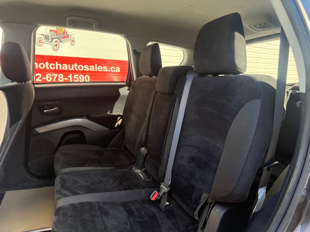 2011 Mitsubishi OUTLANDER SE LS, keyless entry, backup camera, Bluetooth in Kentville, Nova Scotia - 14 - w1024h768px