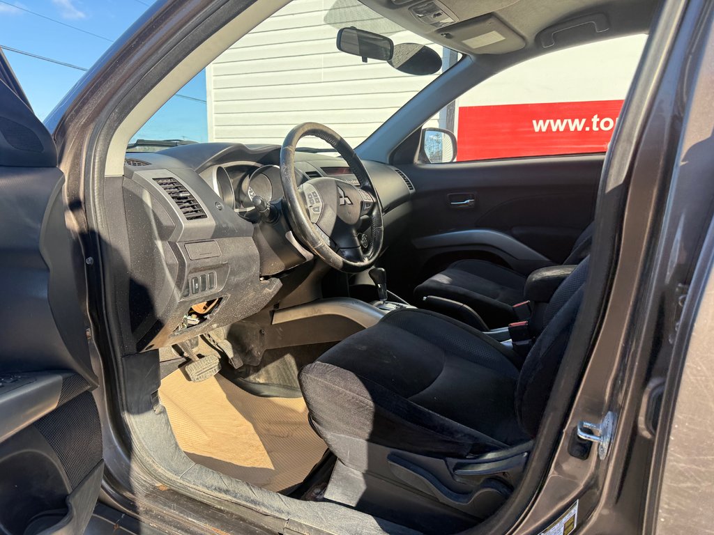 2011 Mitsubishi OUTLANDER SE LS, keyless entry, backup camera, Bluetooth in Kentville, Nova Scotia - 9 - w1024h768px