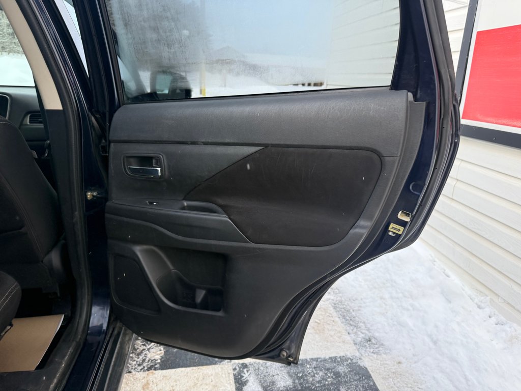 2016 Mitsubishi OUTLANDER SE, keyless entry, Cruise control, Bluetooth in Kentville, Nova Scotia - 17 - w1024h768px