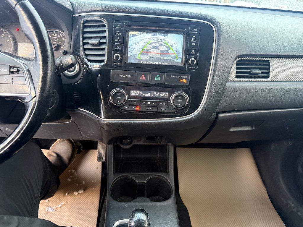 2016 Mitsubishi OUTLANDER SE, keyless entry, Cruise control, Bluetooth in Kentville, Nova Scotia - 12 - w1024h768px
