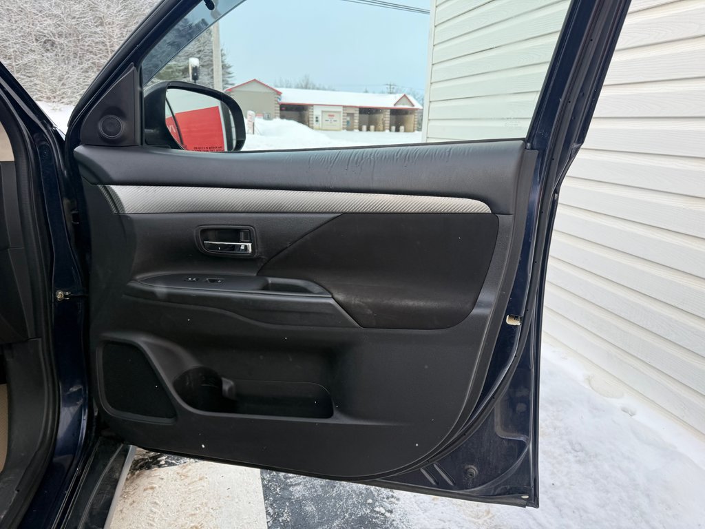 2016 Mitsubishi OUTLANDER SE, keyless entry, Cruise control, Bluetooth in Kentville, Nova Scotia - 19 - w1024h768px