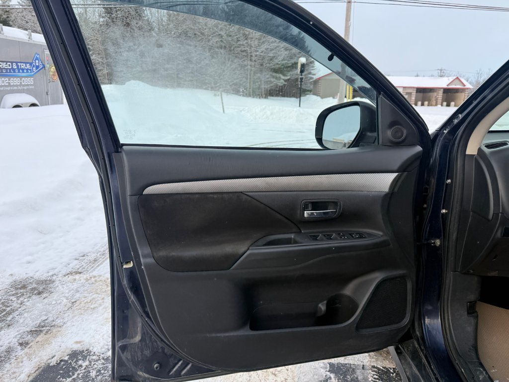 2016 Mitsubishi OUTLANDER SE, keyless entry, Cruise control, Bluetooth in Kentville, Nova Scotia - 7 - w1024h768px