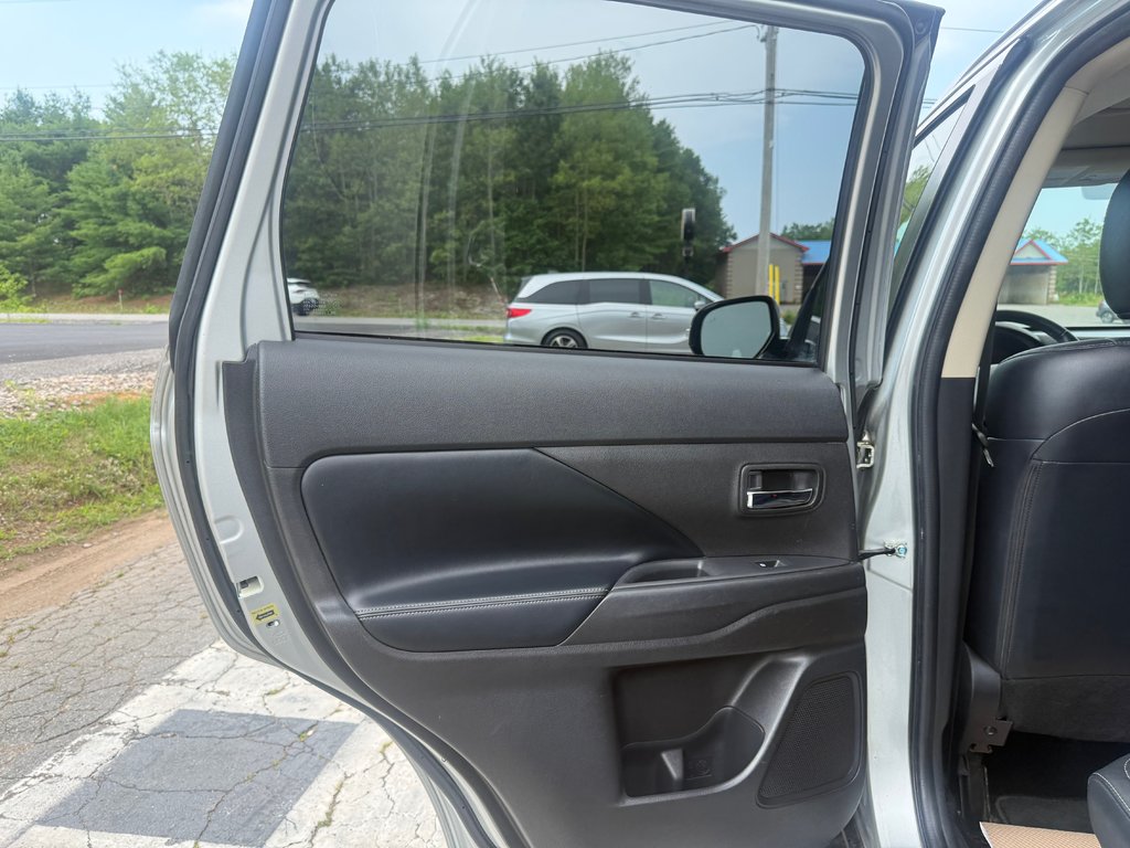 2020 Mitsubishi OUTLANDER ES, keyless entry, backup camera, Bluetooth in COLDBROOK, Nova Scotia - 14 - w1024h768px