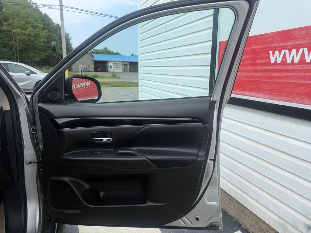 2020 Mitsubishi OUTLANDER ES, keyless entry, backup camera, Bluetooth in COLDBROOK, Nova Scotia - 20 - w1024h768px