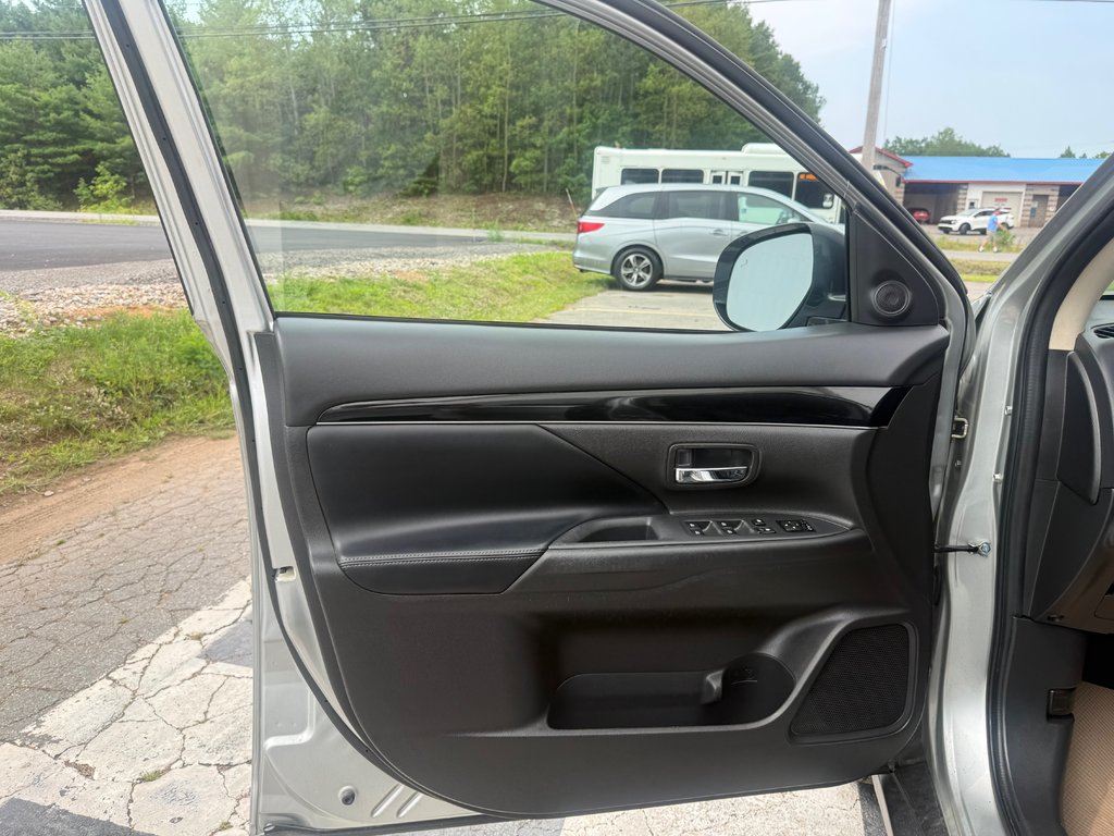 2020 Mitsubishi OUTLANDER ES, keyless entry, backup camera, Bluetooth in COLDBROOK, Nova Scotia - 7 - w1024h768px