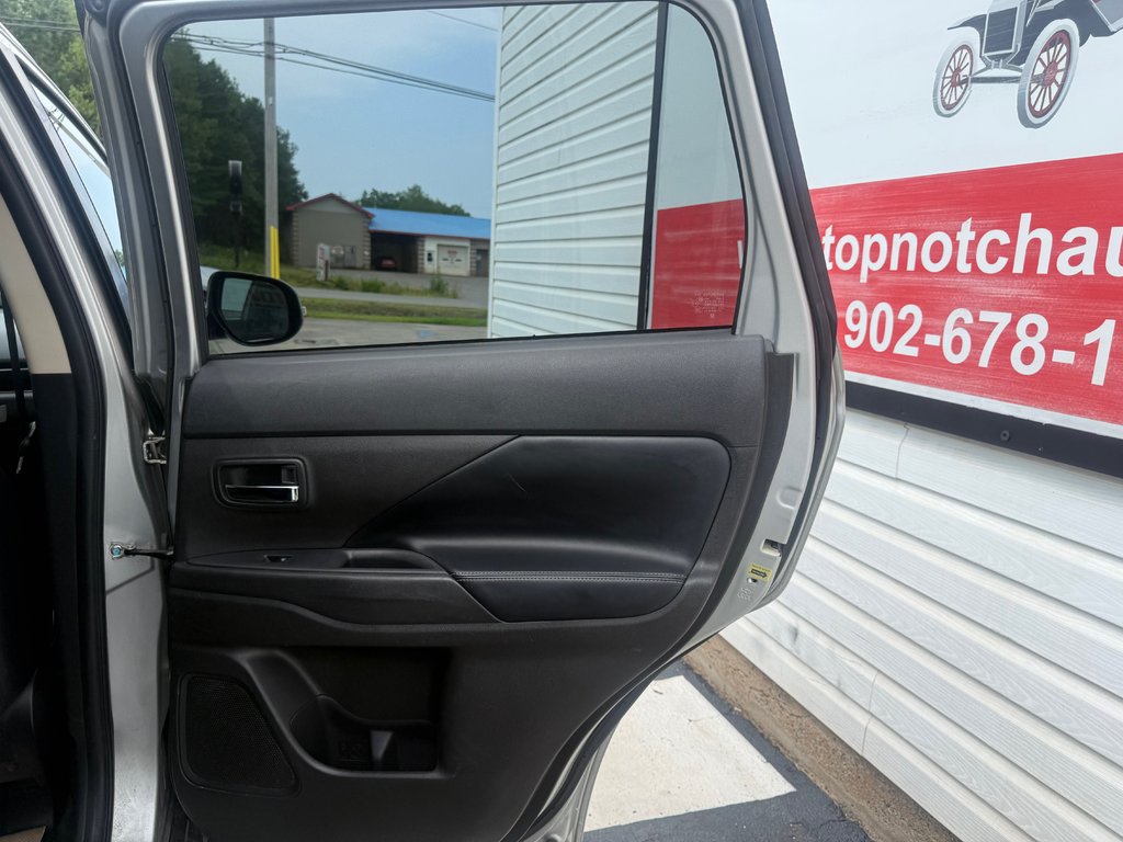 2020 Mitsubishi OUTLANDER ES, keyless entry, backup camera, Bluetooth in COLDBROOK, Nova Scotia - 17 - w1024h768px