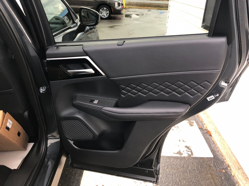 2024 Mitsubishi Outlander NOIR S-AWC TWO TONE ROOF in Kentville, Nova Scotia - 23 - w1024h768px