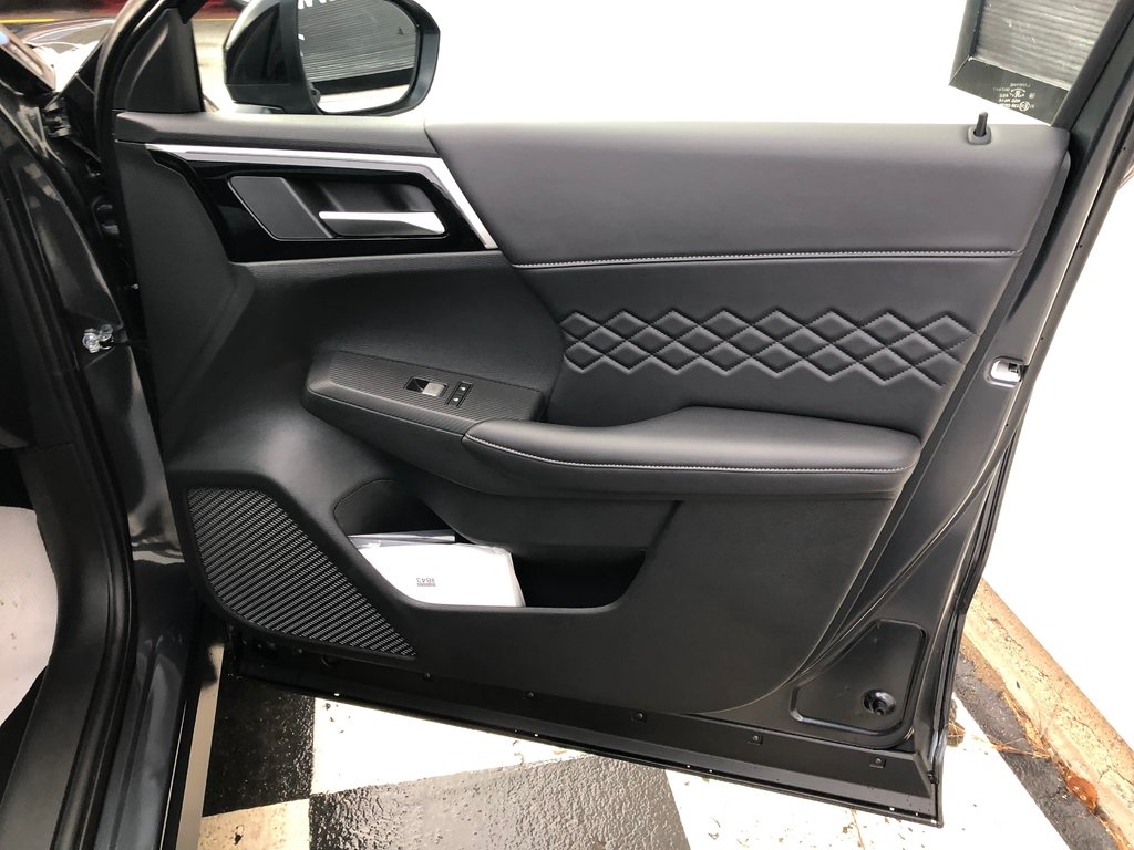 2024 Mitsubishi Outlander NOIR S-AWC TWO TONE ROOF in Kentville, Nova Scotia - 24 - w1024h768px