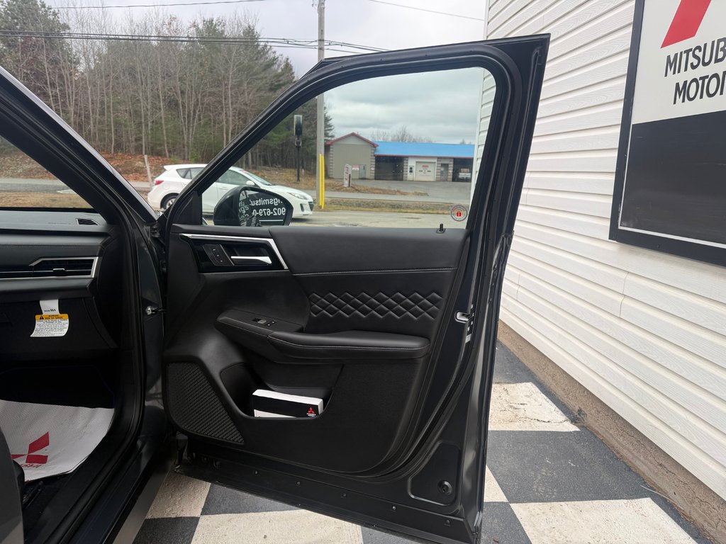 2024 Mitsubishi Outlander PHEV, NOIR Edition, keyless entry, heated seats in Kentville, Nova Scotia - 22 - w1024h768px