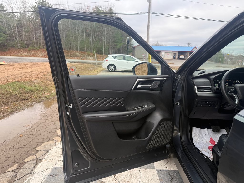 2024 Mitsubishi Outlander PHEV, NOIR Edition, keyless entry, heated seats in Kentville, Nova Scotia - 7 - w1024h768px