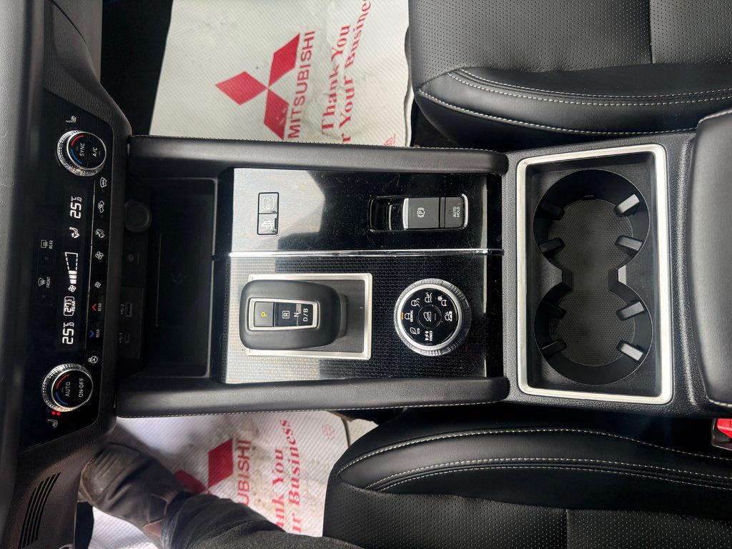 2024 Mitsubishi Outlander PHEV, NOIR Edition, keyless entry, heated seats in Kentville, Nova Scotia - 13 - w1024h768px