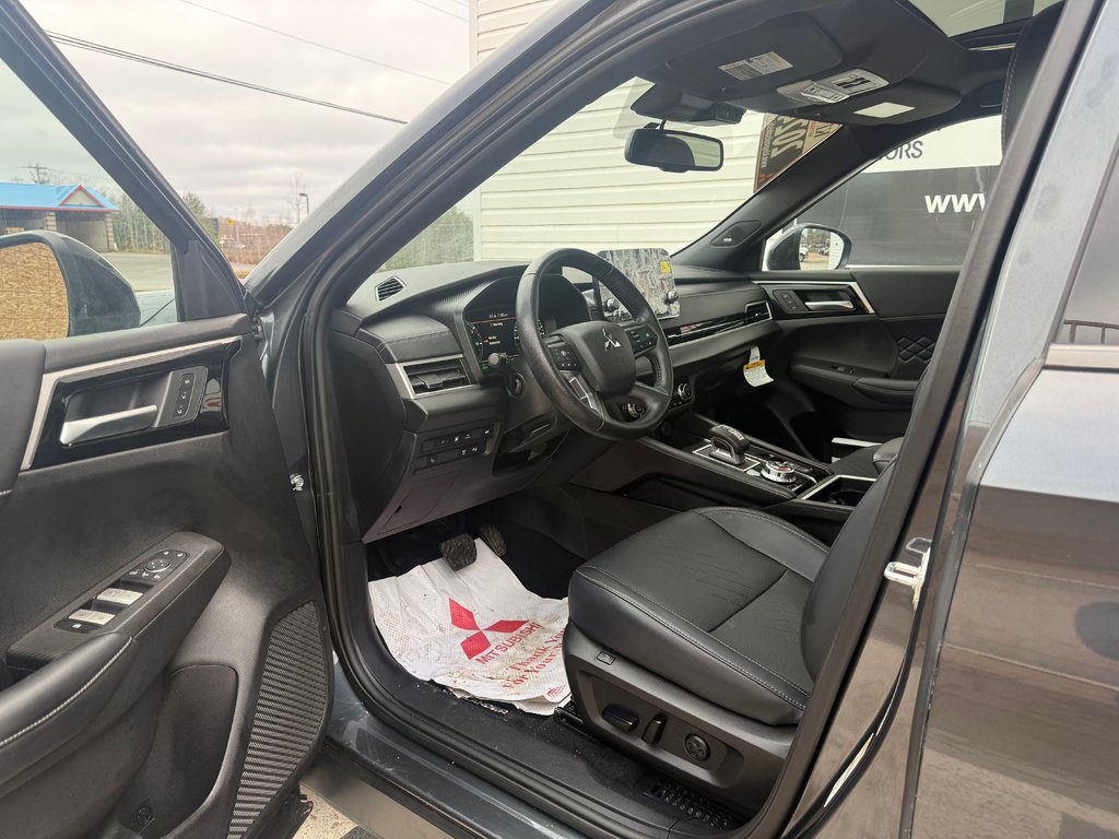 2024 Mitsubishi Outlander PHEV, NOIR Edition, keyless entry, heated seats in Kentville, Nova Scotia - 9 - w1024h768px