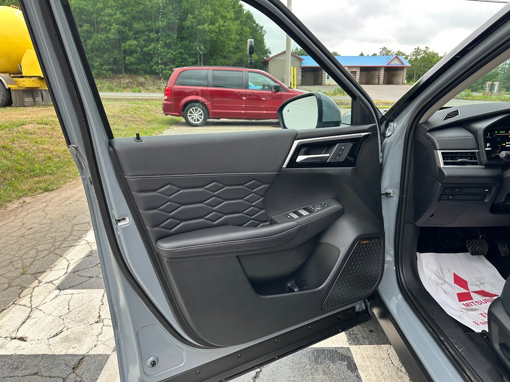 2025 Mitsubishi Outlander GT S-AWC in Kentville, Nova Scotia - 7 - w1024h768px