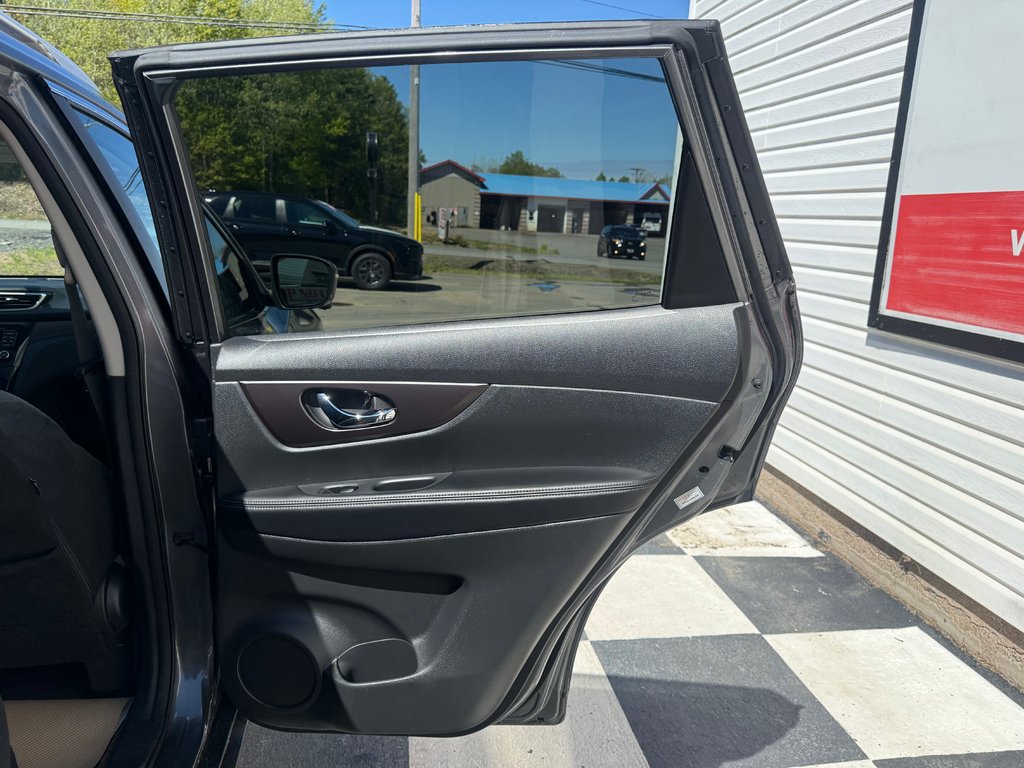 Nissan ROGUE SV, Keyless entry, BLUETOOTH, Cruise control 2016 à Kentville, Nouvelle-Écosse - 17 - w1024h768px