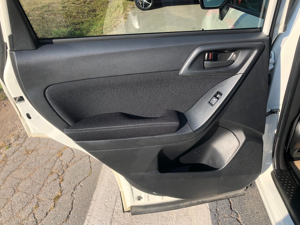 Subaru Forester - heated seats - all wheel drive - 2015 à COLDBROOK, Nouvelle-Écosse - 8 - w1024h768px