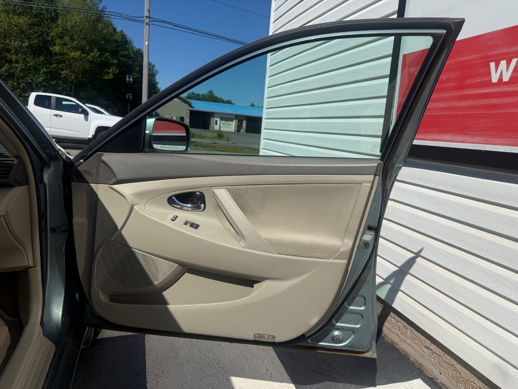 2010 Toyota CAMRY/SE/LE/XLE LE, keyless entry, Cruise control, MP3 in Kentville, Nova Scotia - 18 - w1024h768px