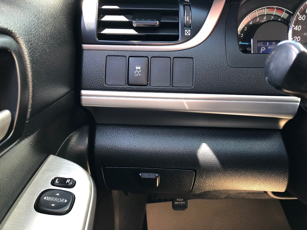2013 Toyota Camry SE - power seats. reverse camera, bluetooth, a/c in Kentville, Nova Scotia - 8 - w1024h768px