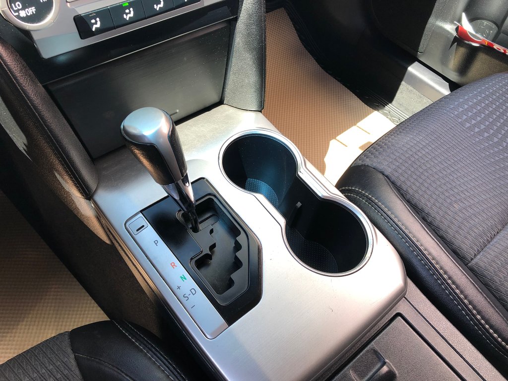 2013 Toyota Camry SE - power seats. reverse camera, bluetooth, a/c in Kentville, Nova Scotia - 14 - w1024h768px