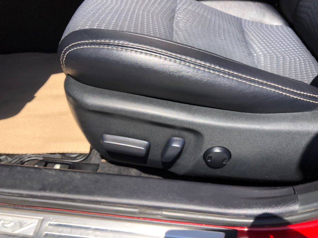 2013 Toyota Camry SE - power seats. reverse camera, bluetooth, a/c in Kentville, Nova Scotia - 16 - w1024h768px