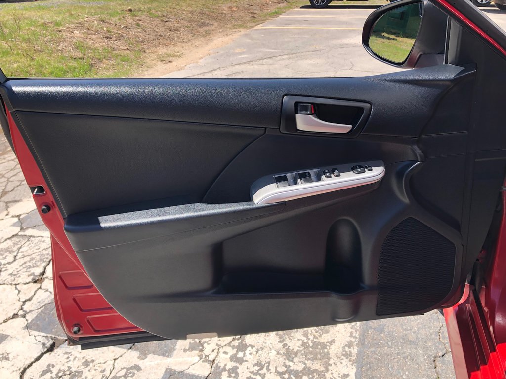 2013 Toyota Camry SE - power seats. reverse camera, bluetooth, a/c in Kentville, Nova Scotia - 17 - w1024h768px