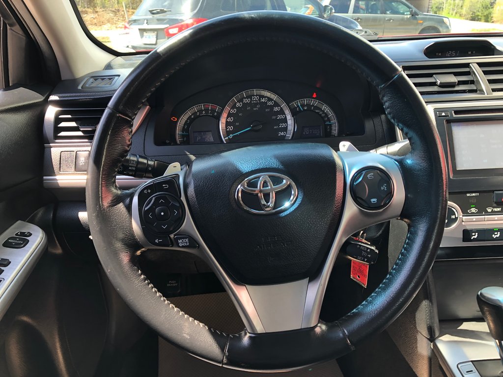 2013 Toyota Camry SE - power seats. reverse camera, bluetooth, a/c in Kentville, Nova Scotia - 9 - w1024h768px