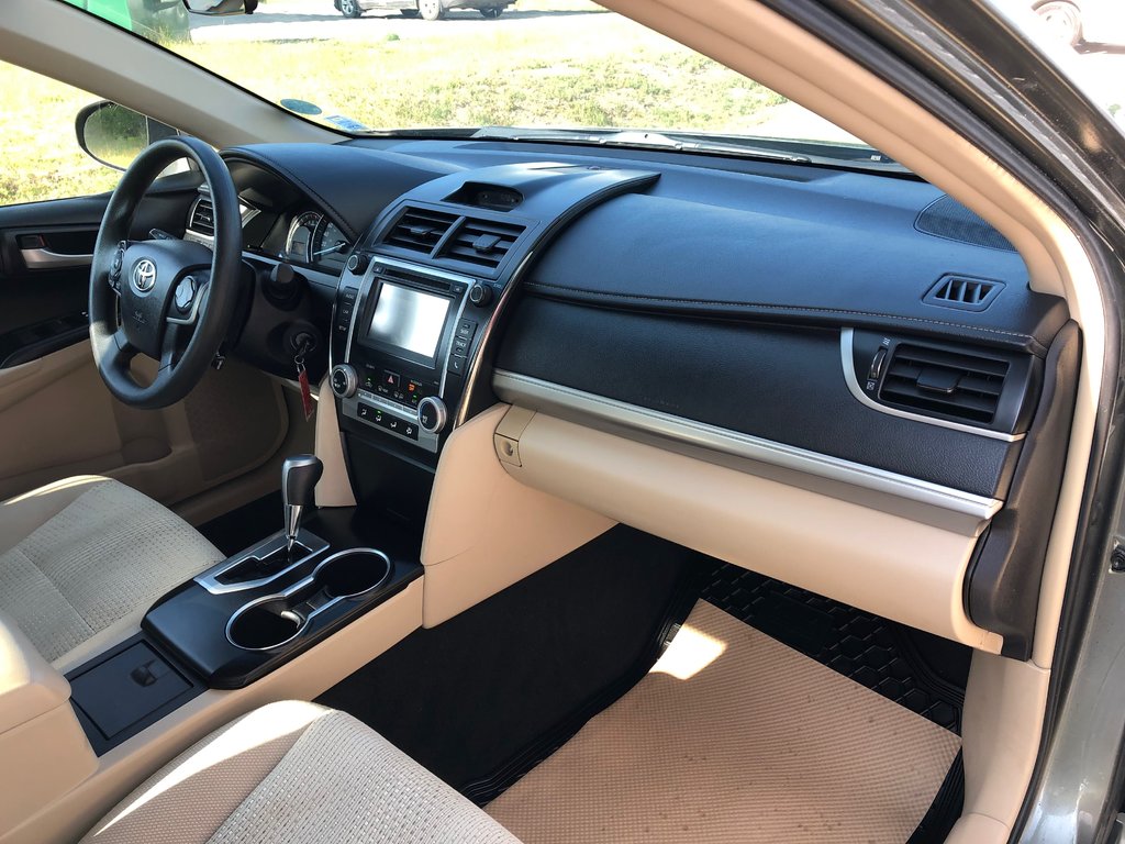 2014 Toyota Camry LE - low kms, reverse camera, hands free, cruise in COLDBROOK, Nova Scotia - 21 - w1024h768px