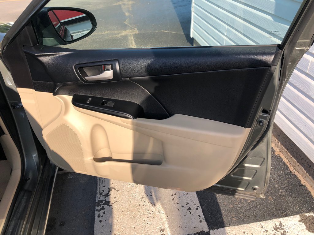 2014 Toyota Camry LE - low kms, reverse camera, hands free, cruise in COLDBROOK, Nova Scotia - 20 - w1024h768px