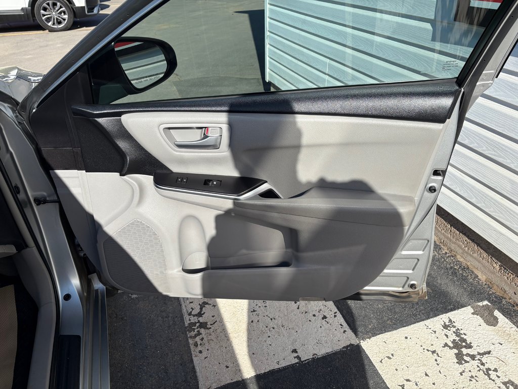2016 Toyota Camry LE - hands free, cruise control, reverse camera in Kentville, Nova Scotia - 21 - w1024h768px