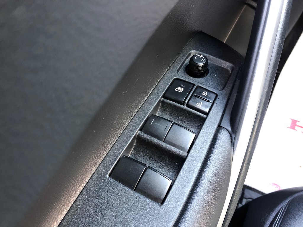 Toyota COROLLA CROSS XLE- Heated seats and steering wheel, Lane assist 2023 à Kentville, Nouvelle-Écosse - 7 - w1024h768px