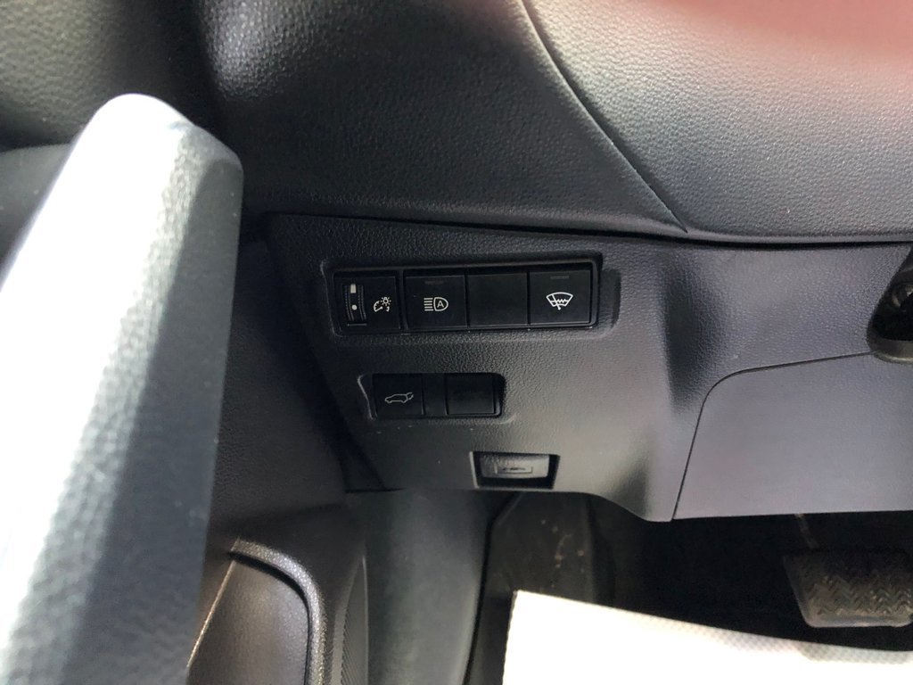 Toyota COROLLA CROSS XLE- Heated seats and steering wheel, Lane assist 2023 à Kentville, Nouvelle-Écosse - 8 - w1024h768px