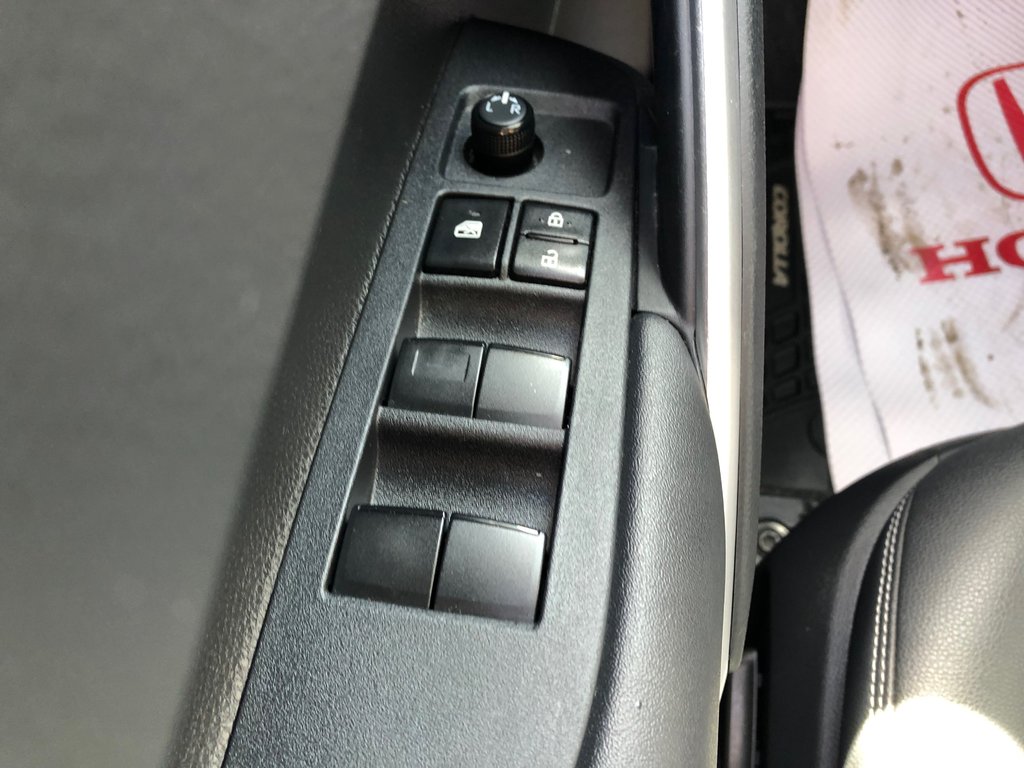 2023 Toyota COROLLA CROSS XLE - sunroof, power seats, wireless carplay, a/c in COLDBROOK, Nova Scotia - 7 - w1024h768px