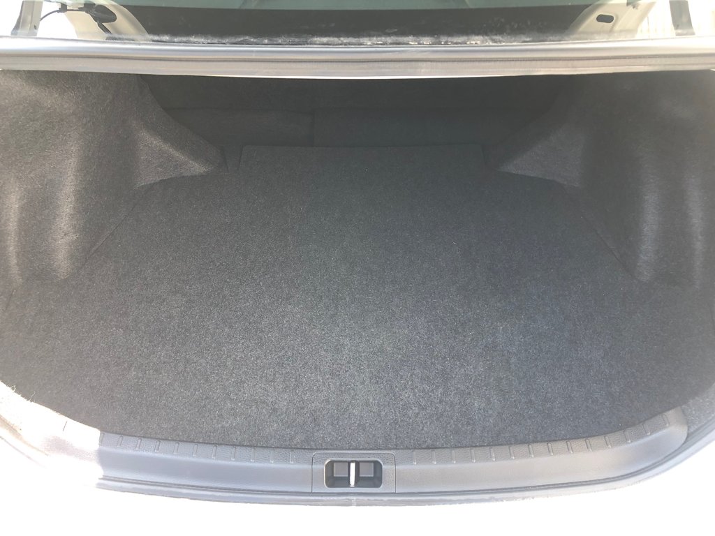 2018 Toyota Corolla LE - sunroof, cruise control, hands free, a/c in COLDBROOK, Nova Scotia - 21 - w1024h768px