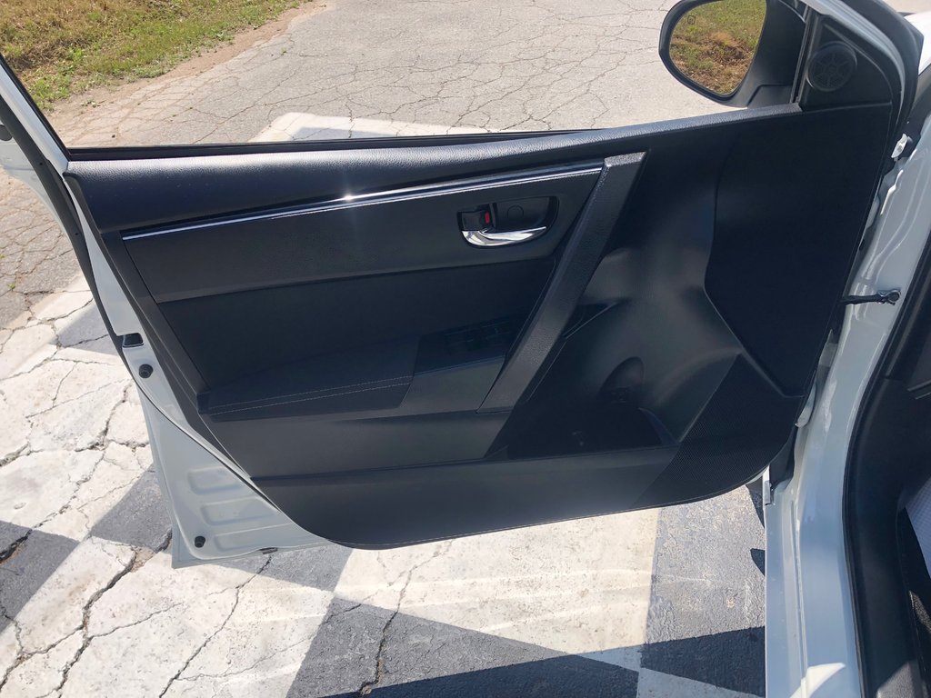 2018 Toyota Corolla LE - sunroof, cruise control, hands free, a/c in COLDBROOK, Nova Scotia - 16 - w1024h768px
