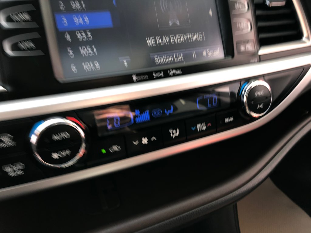 2016 Toyota Highlander XLE- Leather interior, AWD, 3 rows tons of space! in COLDBROOK, Nova Scotia - 13 - w1024h768px