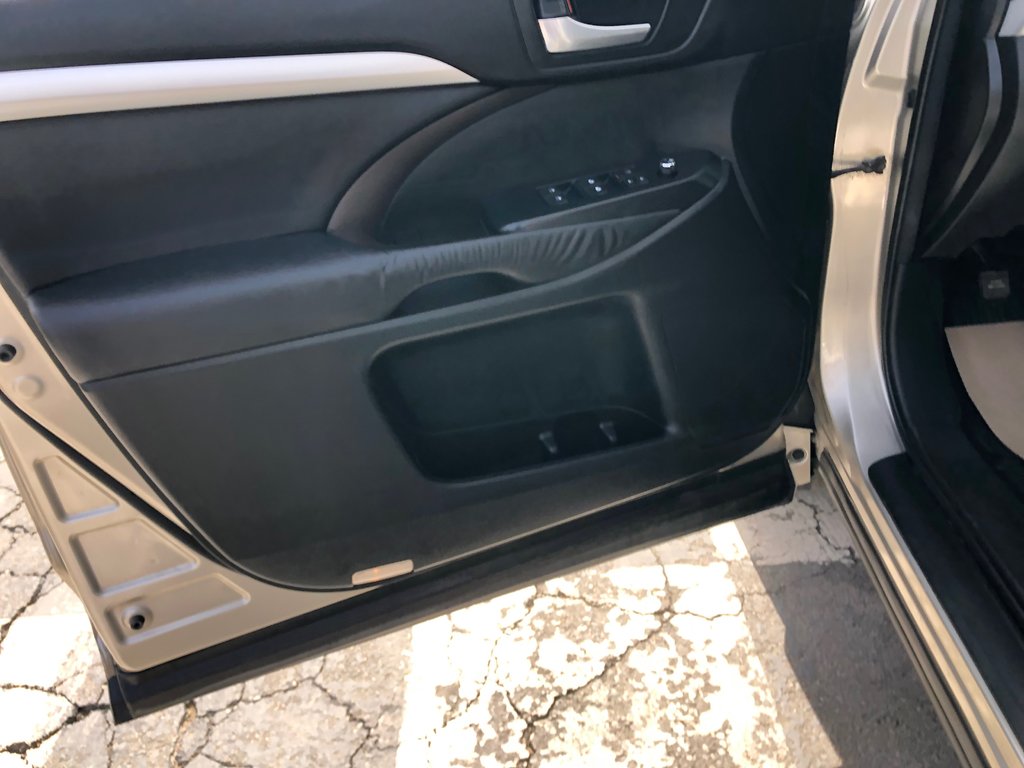 2016 Toyota Highlander XLE- Leather interior, AWD, 3 rows tons of space! in COLDBROOK, Nova Scotia - 22 - w1024h768px