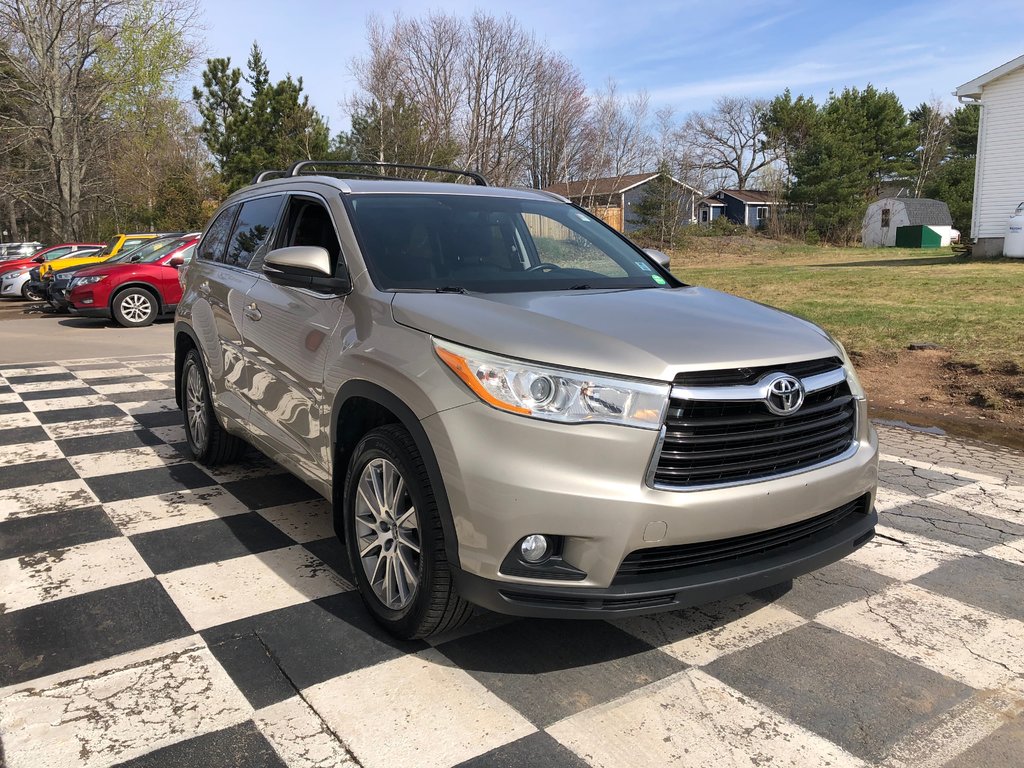 2016 Toyota Highlander XLE- Leather interior, AWD, 3 rows tons of space! in COLDBROOK, Nova Scotia - 3 - w1024h768px