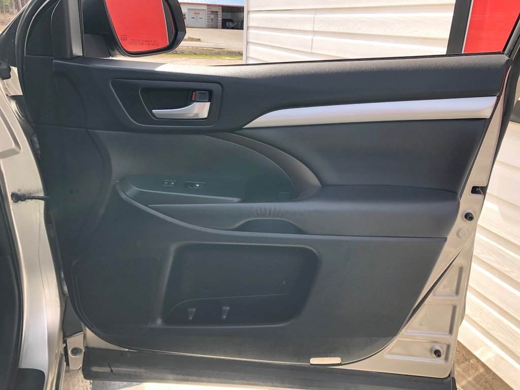 2016 Toyota Highlander XLE- Leather interior, AWD, 3 rows tons of space! in COLDBROOK, Nova Scotia - 28 - w1024h768px