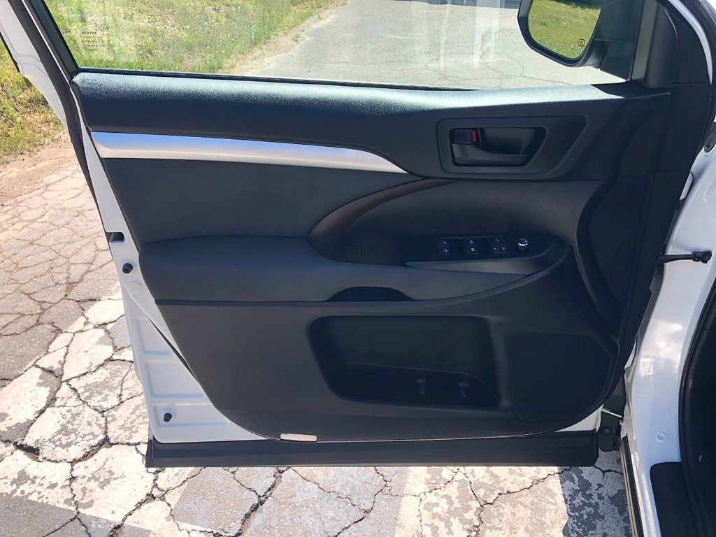 2019 Toyota Highlander LE - reverse camera, adaptive cruise control, a/c in COLDBROOK, Nova Scotia - 15 - w1024h768px