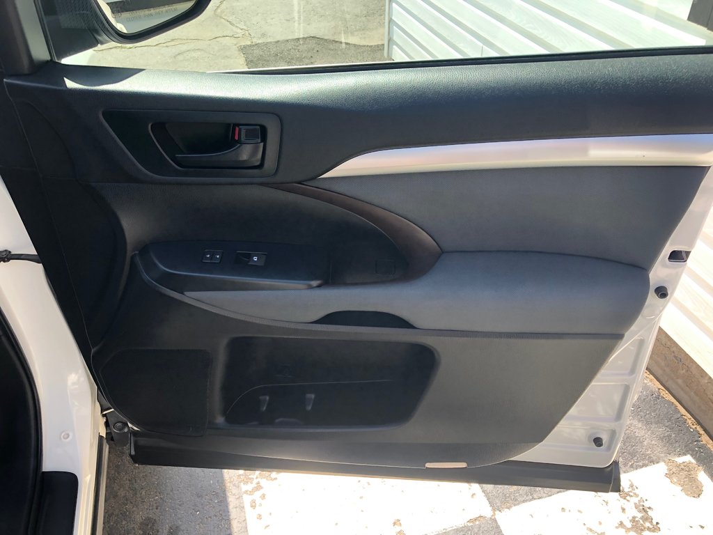 2019 Toyota Highlander LE - reverse camera, adaptive cruise control, a/c in COLDBROOK, Nova Scotia - 22 - w1024h768px