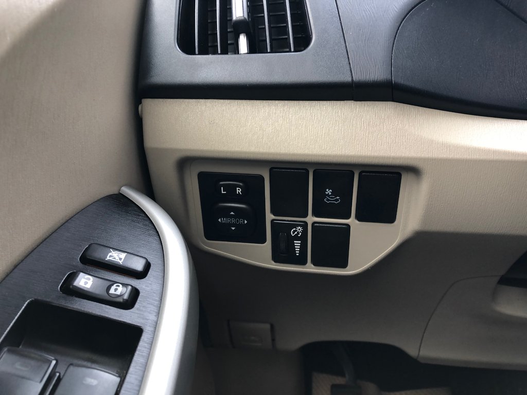 Toyota Prius Base - sunroof, reverse camera, bluetooth, hatch 2015 à COLDBROOK, Nouvelle-Écosse - 8 - w1024h768px