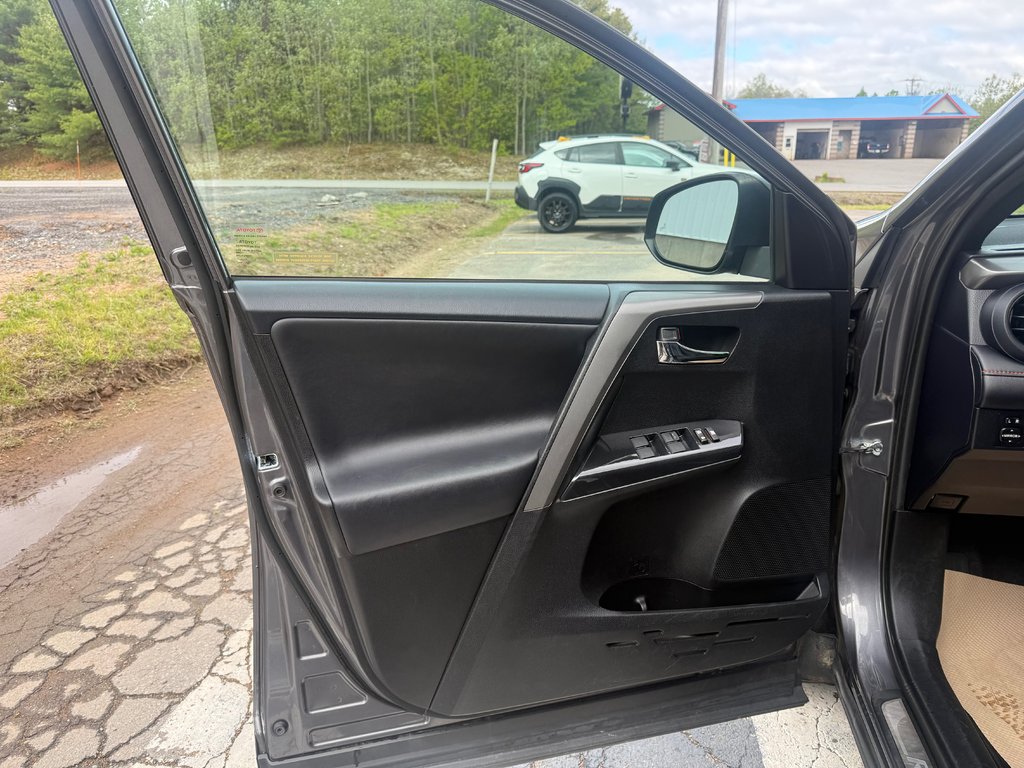 2016 Toyota RAV4 SE, keyless entry, backup camera, Bluetooth in Kentville, Nova Scotia - 7 - w1024h768px