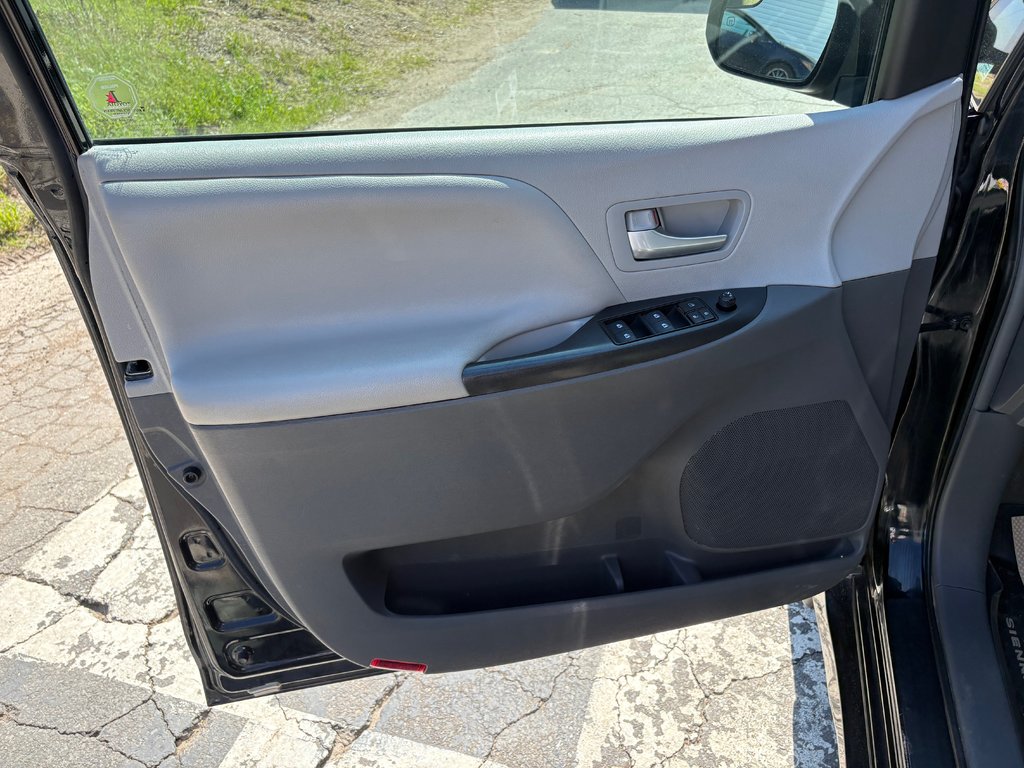 2019 Toyota Sienna LE - heated seats, hands free, cruise control, a/c in Kentville, Nova Scotia - 16 - w1024h768px
