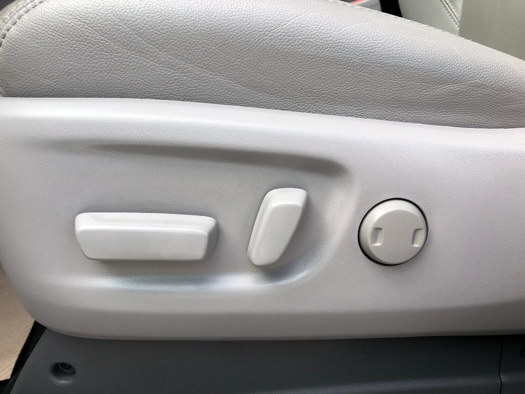 2020 Toyota Sienna XLE - sunroof, reverse camera, power seats, a/c in COLDBROOK, Nova Scotia - 17 - w1024h768px